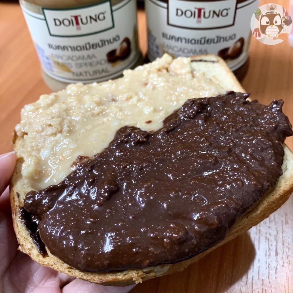 foodblogbkk's tweet photo. ชอบสเปรดอันนี้มากก แมคคาเดเมียบดของดอยตุง ออกมันๆกรึบๆ มี 2 รสคือช็อกโกแลตกับธรรมดา อันธรรมดาคือไม่หวานเลย เอามาทาอย่างละครึ่งกับช็อกโกแลต โคตรดี ลงตัวสุดๆ กินทุกเช้าเลยย😋 @aroii https://t.co/WK9hVjSM5P