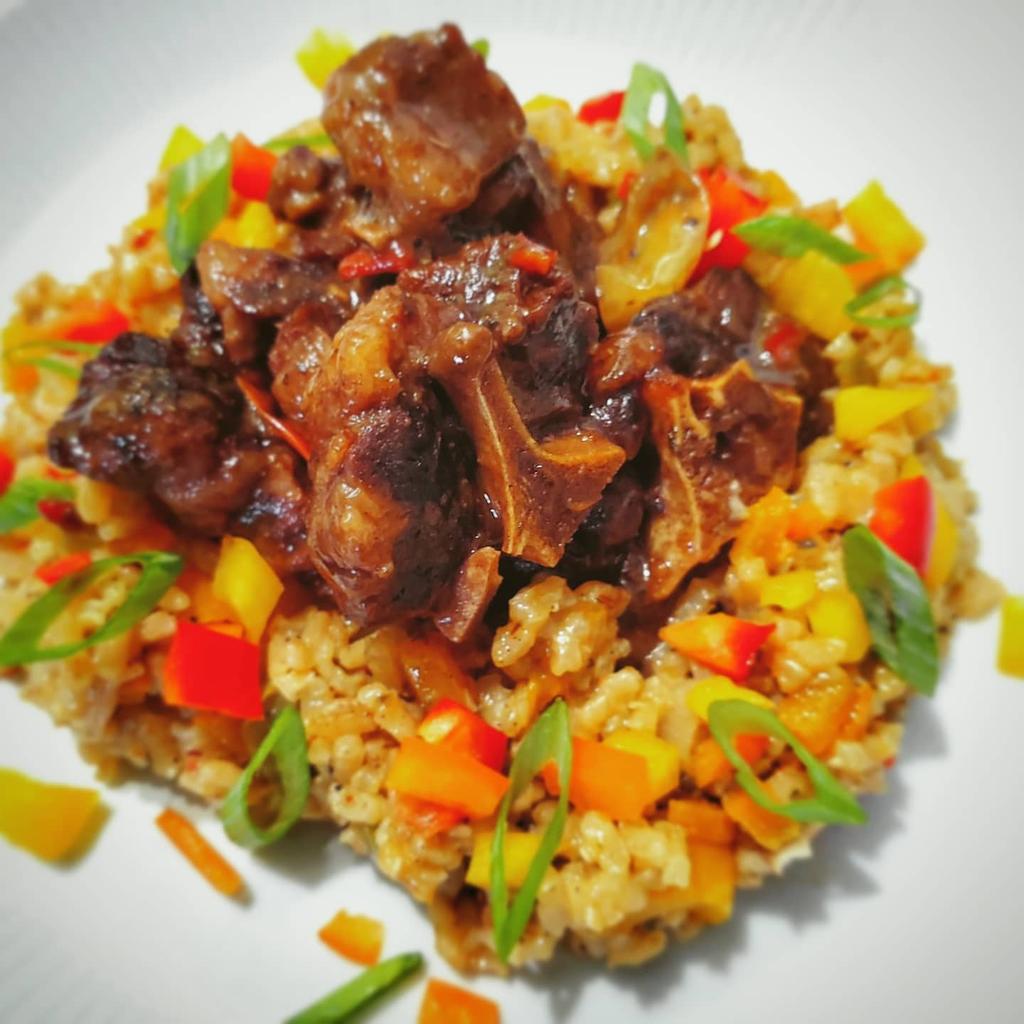 Oxtail 🐂 + 'Rasta' Risotto 

#kinfolkcousins #gourméCousins #rissotto #oxtail #blackfoodlife #moresoullessego #flavorgods #BlackOwnedBusiness #blackchefs #essentialydelicious #foodie #food