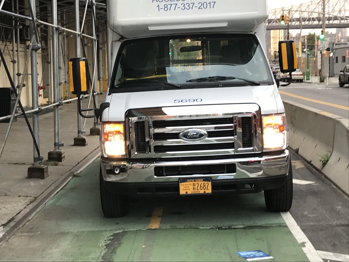Well, sure, I had to pedal against oncoming Vernon Boulevard traffic, but at least this jersey barrier kept the New York City Transit Authority #AccessARide driver of van #5690 safe while he was getting his coffee.
#bikenyc @NYCBikeLanes