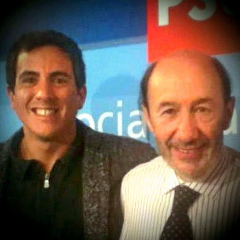Pablo_Zuloaga's tweet photo. Hoy es un día para sentirnos orgullosos. Nuestro compañero Alfredo Pérez Rubalcaba ha sido distinguido como Hijo Predilecto de #Cantabria a título póstumo. Un cántabro, un socialista irrepetible que lo dio todo por su tierra y España. Nunca le olvidaremos ♥️🌹 https://t.co/FrRrDRDPJw