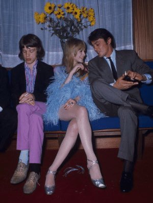 ウッシ アハハ ミックジャガーが アランドロンとマリアンヌフェイスフルができちゃうんじゃないかと恐れて あの胸にもう一度 の撮影についてきたという話が好きです T Co Atztykevvo Twitter