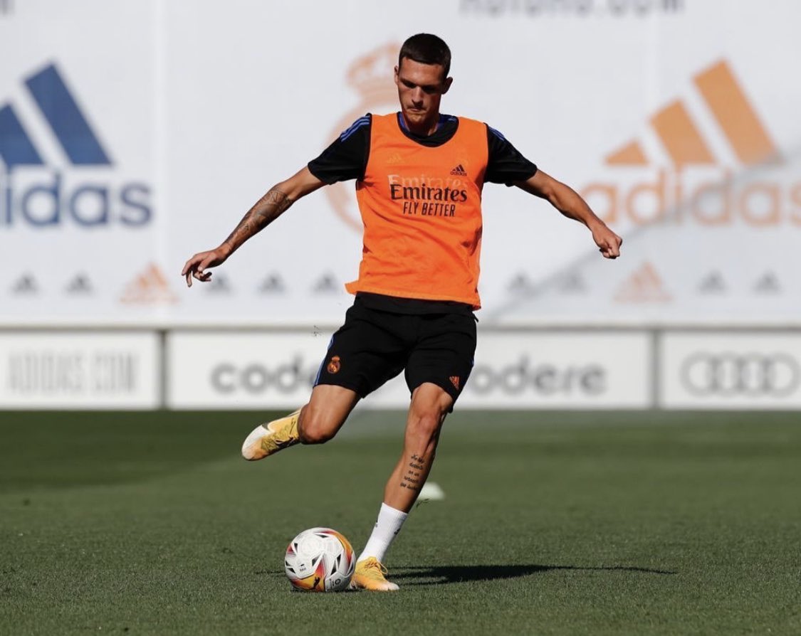 FabricaMadrid's tweet photo. 📸| Rafa Marín, David González and Óscar Aranda in training with the first team today. https://t.co/bYj5jadKZc