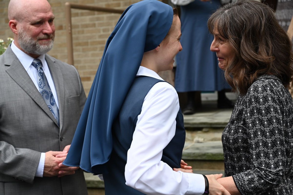 sister_allison's tweet photo. Over the next few days I’ll be sharing highlights from #FirstVows bc there was WAY too much grace to fit in 1 tweet.
It started with Sr. Orianne & I sneaking to the back of chapel from the outside so that no one would see us in our habits until the Mass. My parents came out…1/2 https://t.co/Ra70NmYe6O