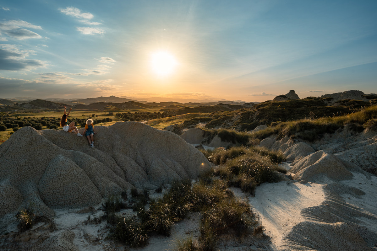 Nel cuore della Basilicata sud-orientale sorgono i Calanchi Lucani, enormi sculture di argilla che danno vita a dune e profondi canyon che circondano borghi dal fascino arcano 💚
#BasilicataTuristica #BasilicataFreeToMove