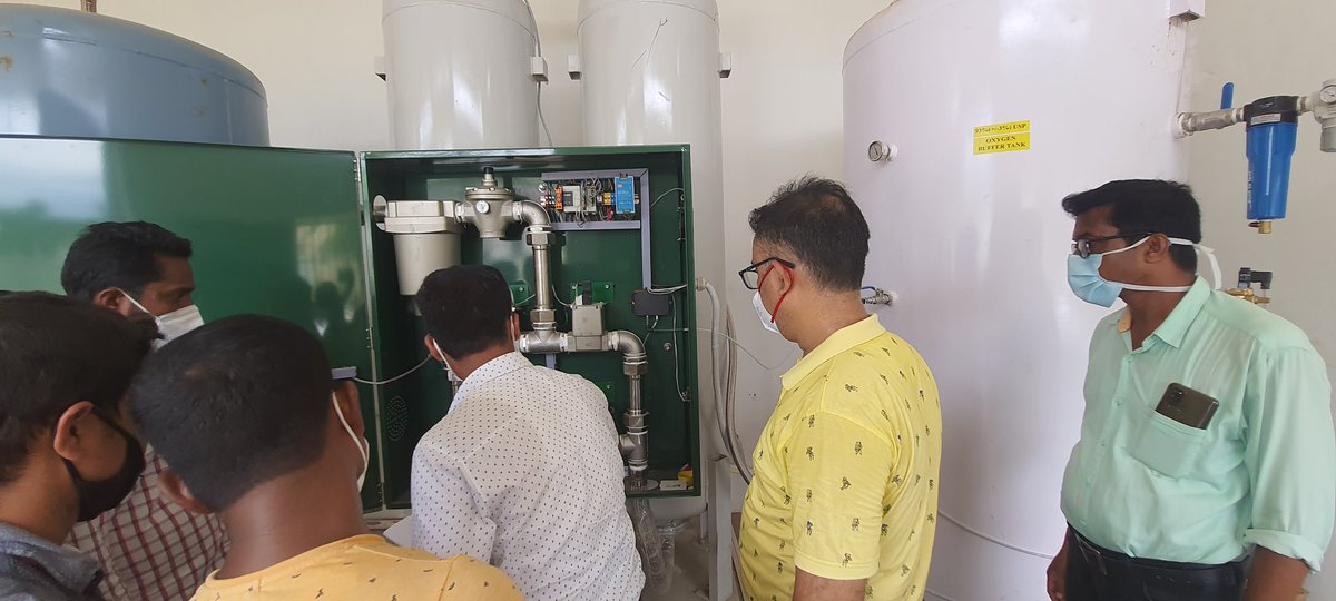 SilcharH's tweet photo. Today the engineers of the concerned vendor demonstrated the operational aspects of the oxygen generation plant(PSA). Staffs of Medical Gas Unit of SMCH attended the session.Our O2 production capacity/minute has gone upto 1500 Ltrs.
@CMOfficeAssam 
@keshab_mahanta 
@nhm_assam https://t.co/1e9fRZMfNq