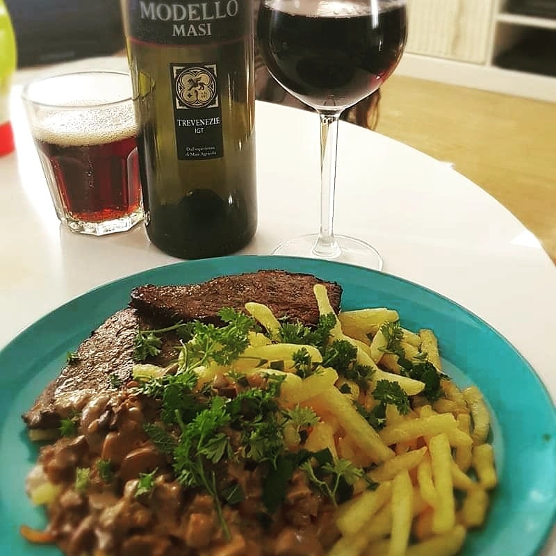 JensJoh69540928's tweet photo. steak with chanterelle sauce and french fries can not be a better summer evening meal with a good red wine with the food. #chef #steak #summerfood #chanterelle #kantareller #biff #sommarmat #mattips https://t.co/s1lxVu8CIx
