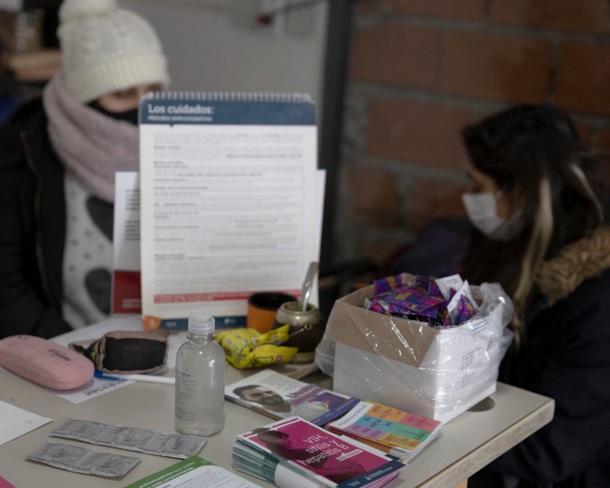 estadoenbarrio's tweet photo. En Comuna 4, CABA, nuestras #PostasComunitarias también son punto de acceso para diversas prestaciones estatales. Ayer en Pompeya se brindó atención de ANSES, vacunación antigripal y de calendario completo, venta de garrafas e inscripción a la Tarifa Social de luz, agua y gas. https://t.co/Wy7Jijt4br