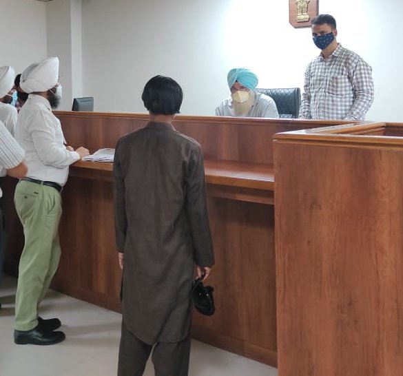 DIstrictLegalS1's tweet photo. Secretary @DIstrictLegalS1 taking account of grievances of a #pakistani_nationalist during visit to Central Jail, Amritsar. @legalaidsangrur @SectLegal  @dlsa_gsp @DlsaSbs #Access_to_justice_for_all
#Legal_aid @NALSALegalAid https://t.co/X1DVYMbJaP