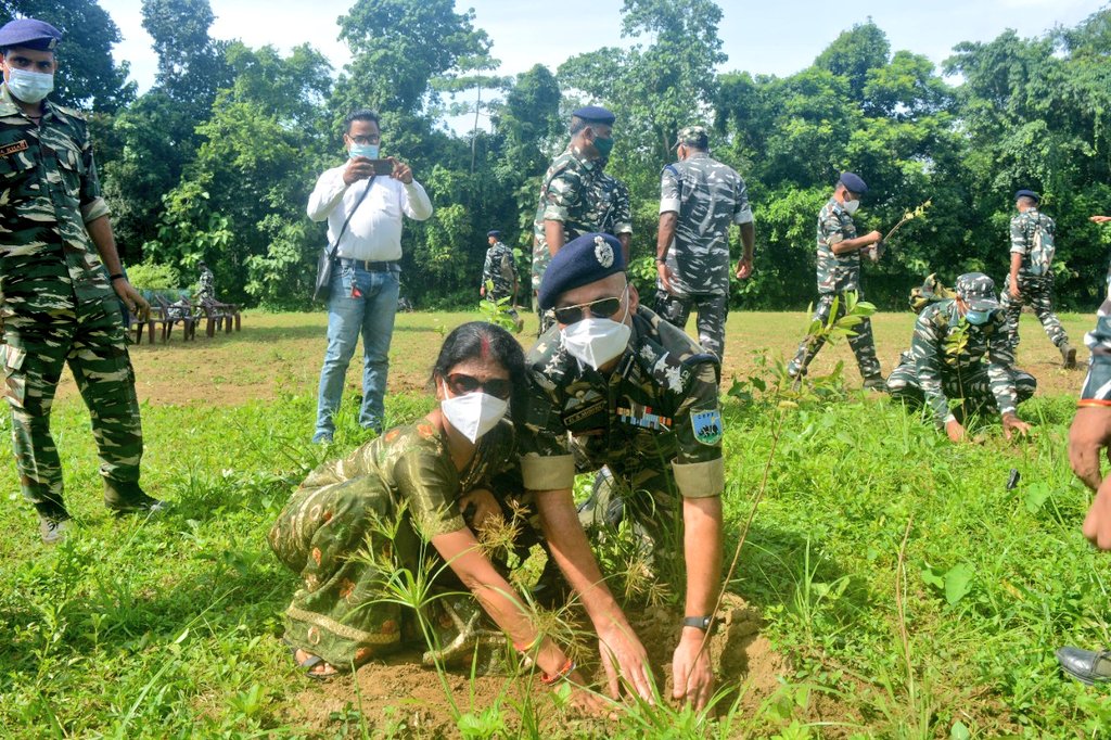 commandant152's tweet photo. A part of Mega Plantation drive-2021 was organized by all ranks and families of 152 Battalion CRPF, Goalpara, Assam.
#CRPFGreenBootPrints
#CAPFEcoWarriors
#CAPFGreenWarriors
#PrakritikepPehredar
#SaveNatureSaveFuture
#Forest4Future https://t.co/MFhnanL3OR