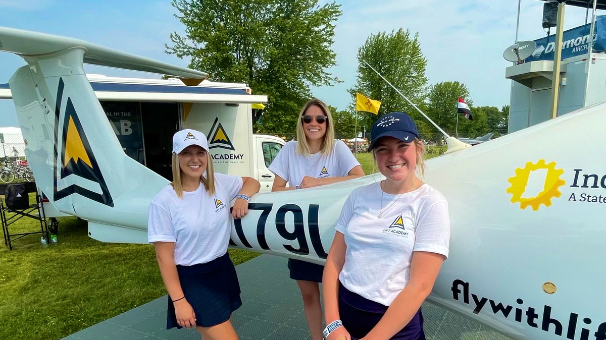 FlyWithLIFT's tweet photo. When in Wisconsin…our crew is straight #cheesin at @EAA #AIRVENTURE2021 🧀 

If you haven’t already, stop by the @DIAMONDAIRCRAFTIND booth to check out our #LIFTLab and say hello to our crew! #LIFTATOSH #OSH2021 #ExplorersWanted https://t.co/GwUrgvyRBF
