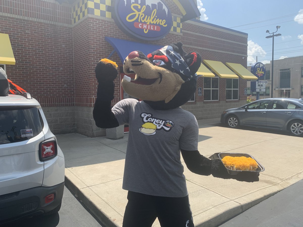 GoBEARCATS's tweet image. Happy #NationalChiliDogDay from the Bearcats and @Skyline_Chili! 🌭

RETWEET this post for a chance to win a $50 Skyline gift card! 🥰