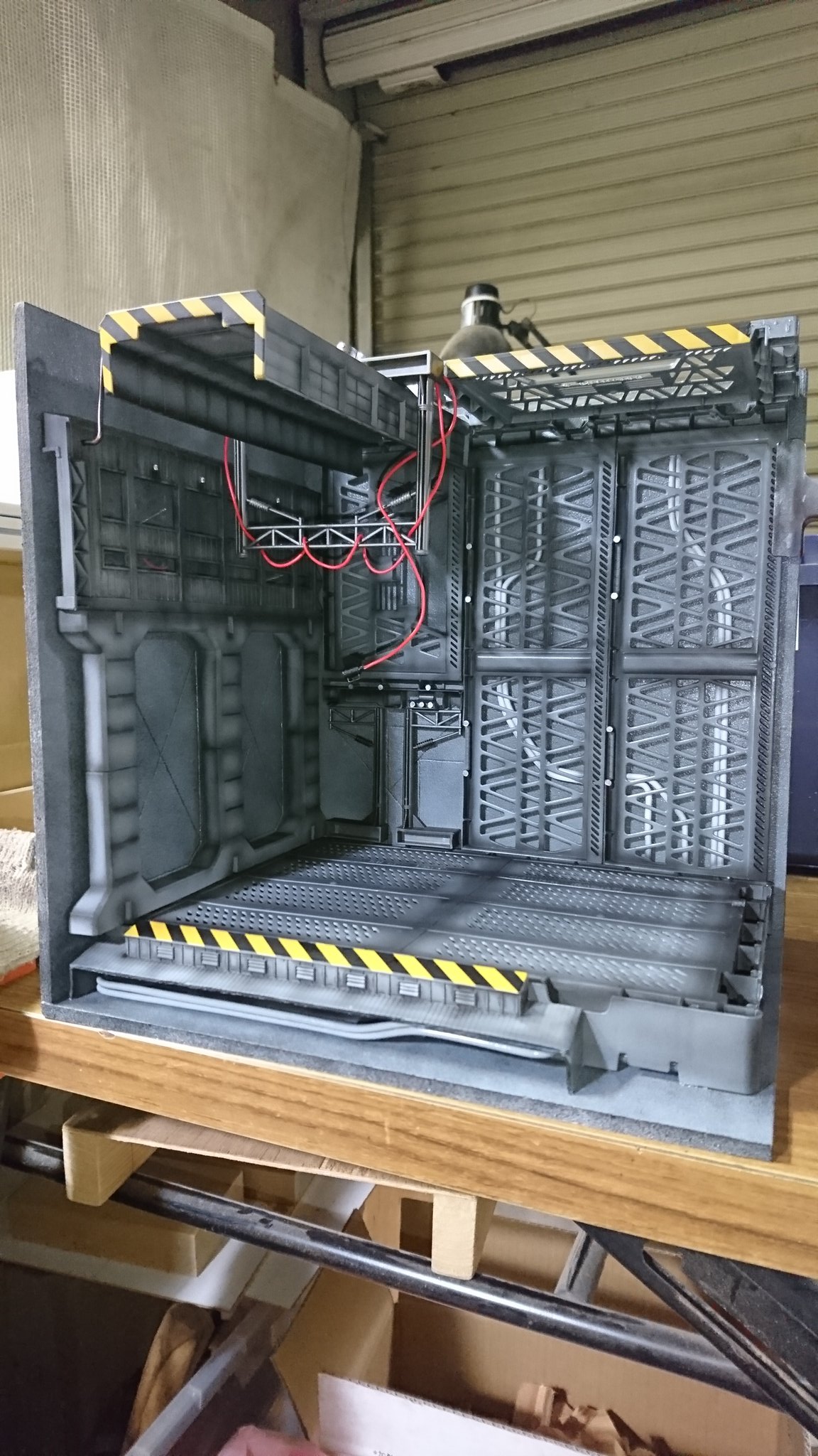 Nakamura ダイソーのアルティメットコンテナや鉄道玩具で格納庫風のジオラマを作ってみた ガンプラ ガンプラ好きな人と繋がりたい ガンプラ初心者 ガンプラは自由だ ガンダム好き ガンダム女子 プラモデル 全塗装 ガンダムのプラモデル 模型