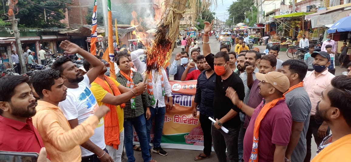 BGridih's tweet photo. आज भारतीय जनता युवा मोर्चा गिरिडीह के  द्वारा  झारखंड के हेमंत सोरेन की निकम्मी सरकार में गिरती कानून व्यवस्था के खिलाफ टावर चौक पर मुख्यमंत्री हेमंत सोरेन का पुतला दहन किया गया।।।
@BJYMinJH @idharampalsingh @rkpandeymp @yourBabulal @Annapurna4BJP @i_RanjeetRay @VidyaBh1984 https://t.co/FSQbwMvK2G