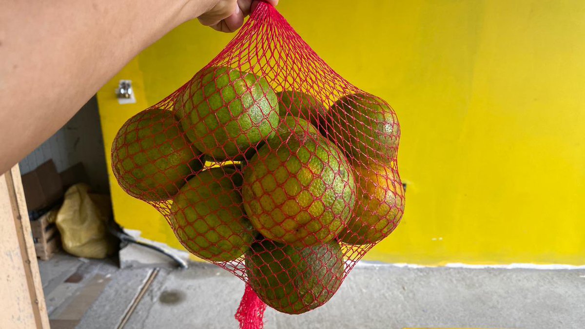 mbaquer's tweet photo. #ProyectoSelloAFC Productores de APROCEL en Sucumbíos continúan abriendo canales de comercialización en Lago Agrio; entregan plátano y naranja de calidad en varias presentaciones. @IICAEcuador @IICAnoticias @FIEDSprograma @AgriculturaEc @AgrocalidadEC @mne2019 @GadSucumbios https://t.co/tOoBYCs6Ud