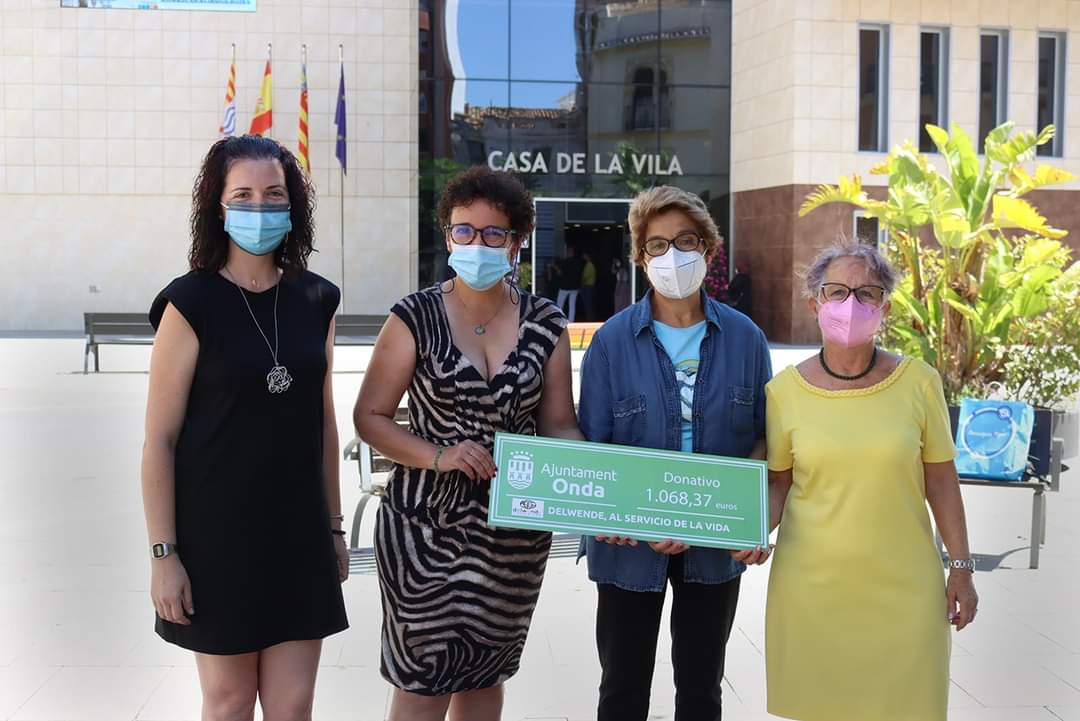 MariaPrades1's tweet photo. Donativo benéfico para las ONGs Locales Delwende y Karit recaudado de los conciertos de este verano con la Big Band, SAMVO y UMSCO.

#OndaSolidaria
#OndaLateCultura💙 https://t.co/TH0Q2rRV7k