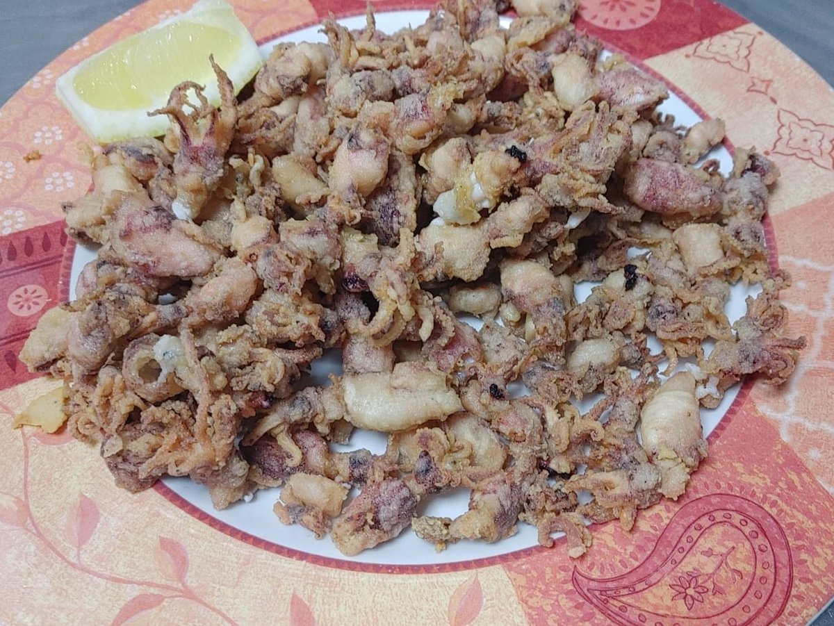 Que os parece si para esta noche ponemos la ración de calamares o chopitos a sólo 5€?
RECUERDA PEDIRLO DE PARTE DE #cometelosjueves PARA QUE TE PONGAN ESE PRECIO EN #ElGamberodelPaseo