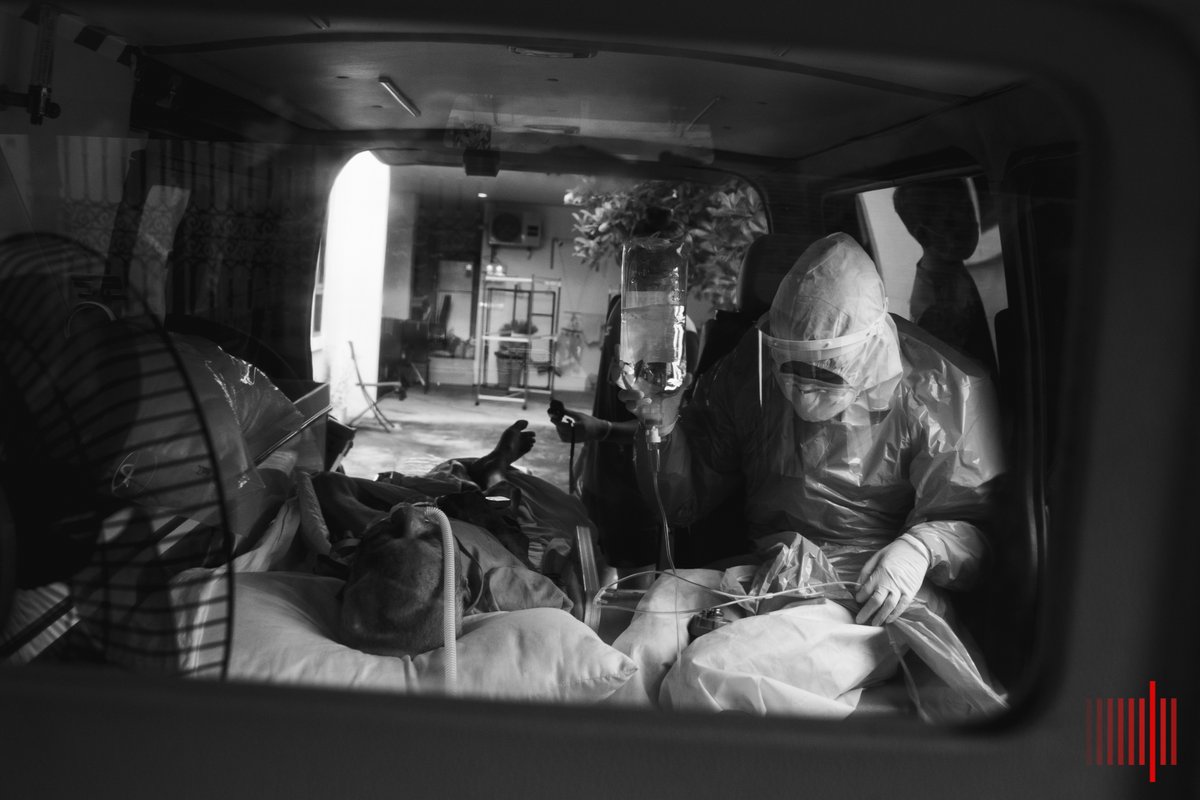 plusseventh's tweet photo. [Image depicts death]
อาสาพยาบาลพยายามช่วยชีวิตผู้ป่วยติดเตียงที่รอการช่วยเหลือมาแล้ว 3 วัน และกำลังถูกนำส่งโรงพยาบาล

เขาเสียชีวิตหลังจากภาพนี้ถูกถ่ายไม่ถึง 10 นาที
นี่คือเรื่องจริง และรัฐบาลไม่สามารถใช้กฎหมายปิดปากให้สื่อฯหยุดเล่าเรื่องที่เกิดขึ้นในสังคม

#หยุดคุกคามสื่อ https://t.co/tRHQOQgbWS