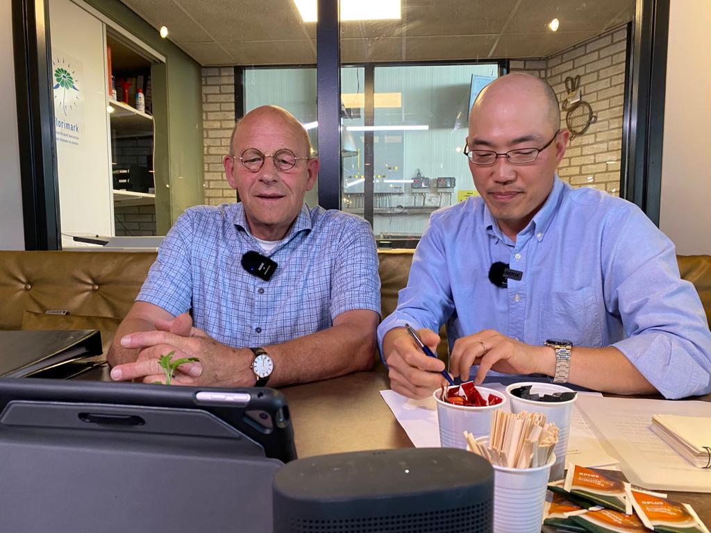Op verzoek van Agriconsulting Grow  gaf Aad Verduijn vandaag een online rondleiding bij Leen Middelburg Chrysanten. 40 Koreaanse leraren keken mee. Het was een interessante ochtend. In het najaar staan nog meer online rondleidingen gepland.