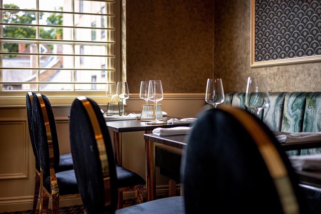 TheCuriousMrFox's tweet photo. Have you dined in our Oyster Room yet? 🦪

From North Sea Fishcakes to Leek and Chive Risotto, we have mouth watering dishes available from 5pm - 8:30pm.

Explore our menu today: https://t.co/WH1kcmbmLG https://t.co/Lgs3TYLrPG
