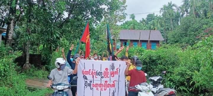 SawThiri6's tweet photo. Residents from Thayetchaung Tsp staged motorbike strike against military dictatorship. #WhatsHappeningInMyanmar #July29Coup https://t.co/rXoOk7GMIF