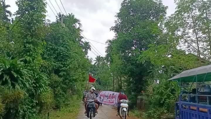 SawThiri6's tweet photo. Residents from Thayetchaung Tsp staged motorbike strike against military dictatorship. #WhatsHappeningInMyanmar #July29Coup https://t.co/rXoOk7GMIF