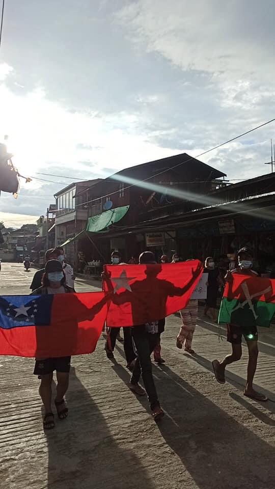 SawThiri6's tweet photo. A group of protesters from Hpakant’s Lonekhin marched in the neighborhoods, chanting revolutionary slogans against military dictatorship this evening.
#WhatsHappeningInMyanmar #July29Coup https://t.co/0P3tmuFxwF