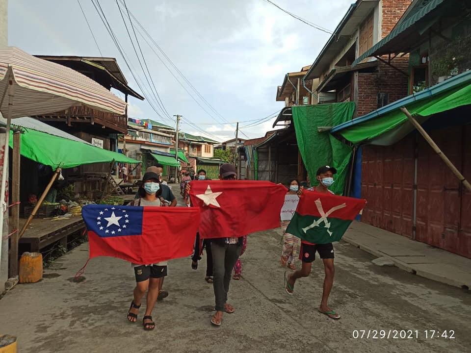 SawThiri6's tweet photo. A group of protesters from Hpakant’s Lonekhin marched in the neighborhoods, chanting revolutionary slogans against military dictatorship this evening.
#WhatsHappeningInMyanmar #July29Coup https://t.co/0P3tmuFxwF