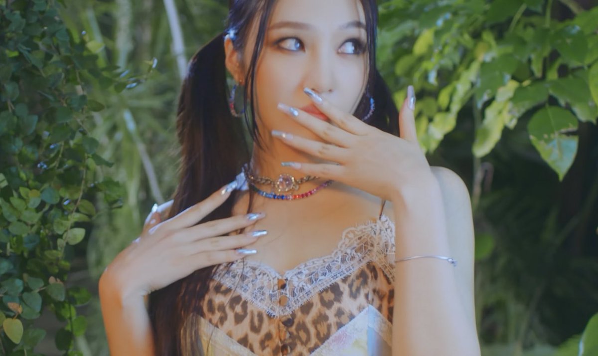 lq red velvet tweet media