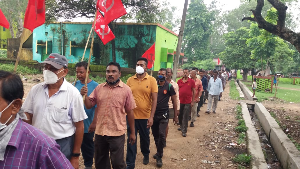 cpimpbit's tweet photo. #SaveDPL আন্দোলনকে সংহতি জানিয়ে  খান্দরা নাগ কাজোড়া কোলিয়ারিতে  সিএমএসআই ( সিআইটিইউ) এর নেতৃত্বে কয়লা শ্রমিকদের মিছিল ও প্রতিবাদ সভা। https://t.co/MBxe37yJic