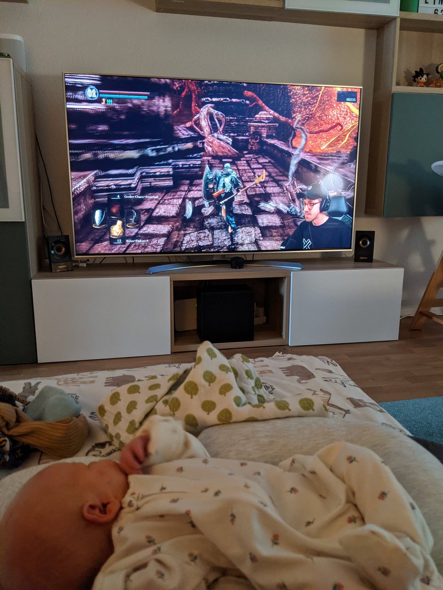 #haennosouls und die #sülze Videos carrien mich so durchs Wochenbett und das nächtliche Stillen. Ehre.
anbei: jüngste <a href="/HandIOfIBlood/">HandIOfIBlood</a>-Zuschauerin euw