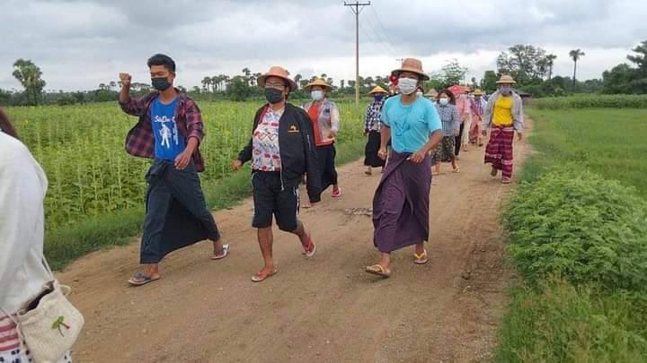 SawThiri6's tweet photo. As the 141st day of protests, villagers from Yinmarpin &amp; Salingyi in Sagaing Division staged a collective villages strike. #July29Coup  #WhatsHappeningInMyanmar https://t.co/dq0w3DsJje