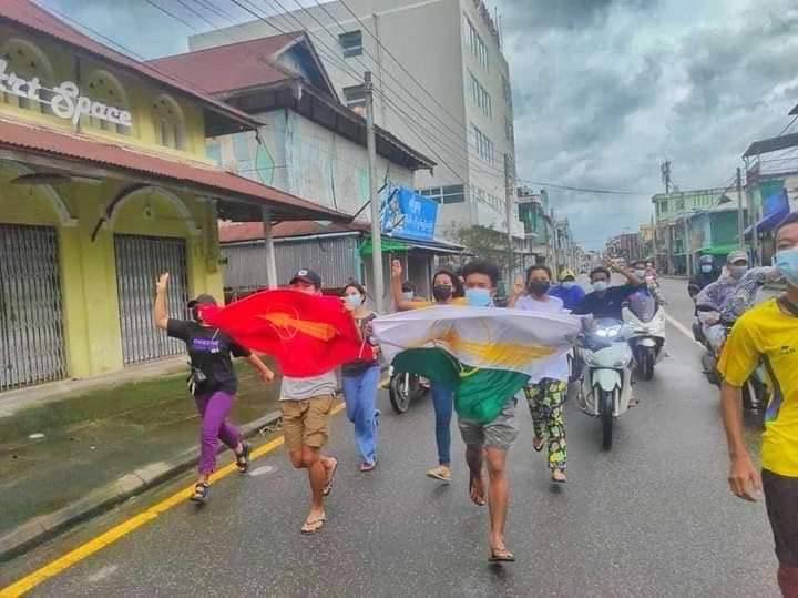 SawThiri6's tweet photo. Civilians protested against the military dictatorship in #Dawei, #Tanintharyi. #July29Coup  #WhatsHappeningInMyanmar https://t.co/ZWJyxpXTeL
