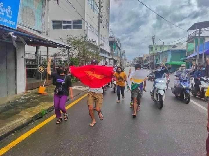 SawThiri6's tweet photo. Civilians protested against the military dictatorship in #Dawei, #Tanintharyi. #July29Coup  #WhatsHappeningInMyanmar https://t.co/ZWJyxpXTeL