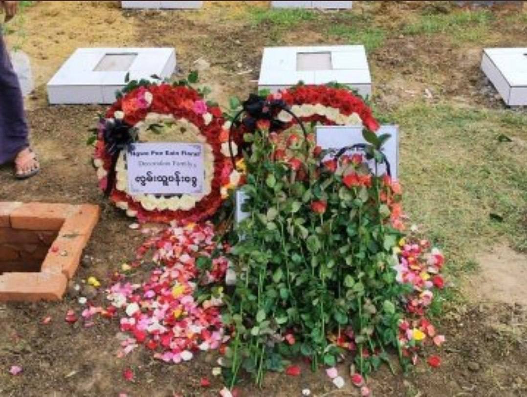 SawThiri6's tweet photo. Youths from Mandalay laid wreaths and salute &amp; staged a funeral service for Martyr Ma Thu Thu Zin who died in Mya Taung Strike on July 27. #WhatsHappeningInMyanmar #July29Coup https://t.co/k9tI9iGVlO