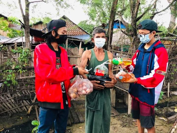 SawThiri6's tweet photo. Magway Division,
Some youths donated rice, oil, money and vegetables to people in Taungdwingyi, where was the military council has designated stay at home.

#July29Coup 
#WhatsHappeningInMyanmar https://t.co/XOqGDsip9Y