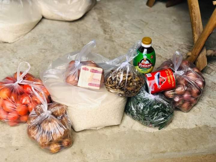 SawThiri6's tweet photo. Magway Division,
Some youths donated rice, oil, money and vegetables to people in Taungdwingyi, where was the military council has designated stay at home.

#July29Coup 
#WhatsHappeningInMyanmar https://t.co/XOqGDsip9Y