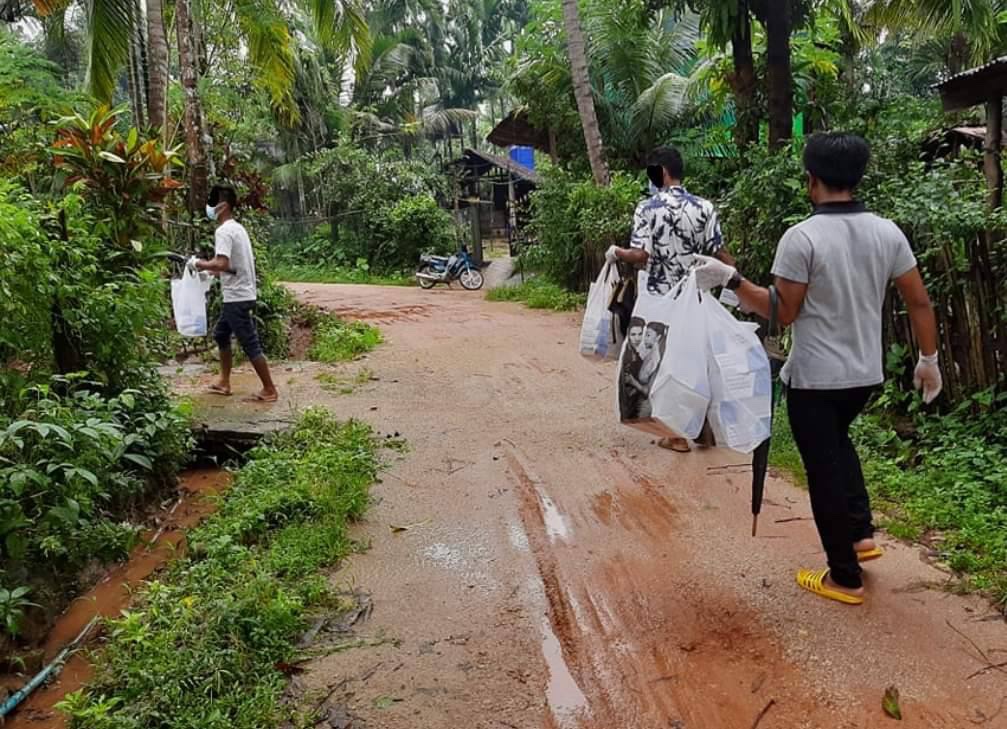 SawThiri6's tweet photo. Youths donated masks to protect COVID in Mindat village, #ThaYetChaung tsp, #Tanintharyi region. #July29Coup  #WhatsHappeningInMyanmar https://t.co/FVDP1o8Q5H