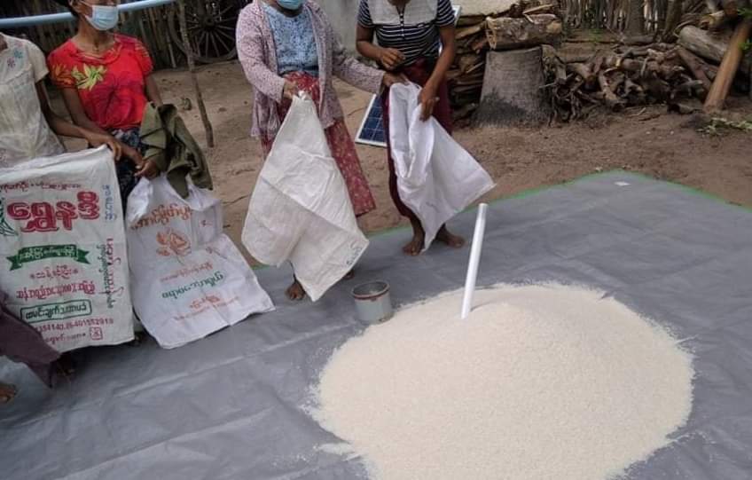 SawThiri6's tweet photo. Scenes of people who were being supplied with basic foodstuffs in #KyarKan village , Magway region , by charity groups .
#July29Coup #WhatsHappeningInMyanmar https://t.co/2jIlAc7M7N