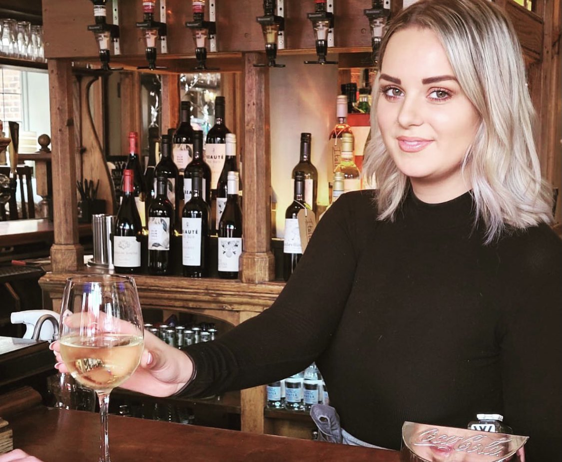 The smiles behind the masks... Emma serving light refreshing Pinot Grigio 💙 It’s wine o’clock somewhere #headforthekings 

#wineoclock #winelover #en2