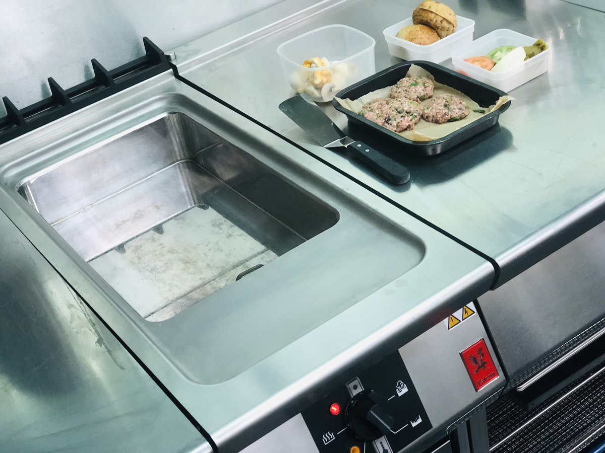 F900 Flexipan Equipment 4 Focus Day 4 Burger 4 - Griddled Pork, Stornaway Black Pudding, Apple Hamburger, Arran Mustard Mayo, Onion, Tomato, Mixed &amp; Chanterelle Mushrooms, House Crisps <a href="/FalconFoodserv/">Falcon Foodservice</a> <a href="/AliGroupFS/">Ali Group</a> #cateringforall to #keepitcooking #thursdaymorning