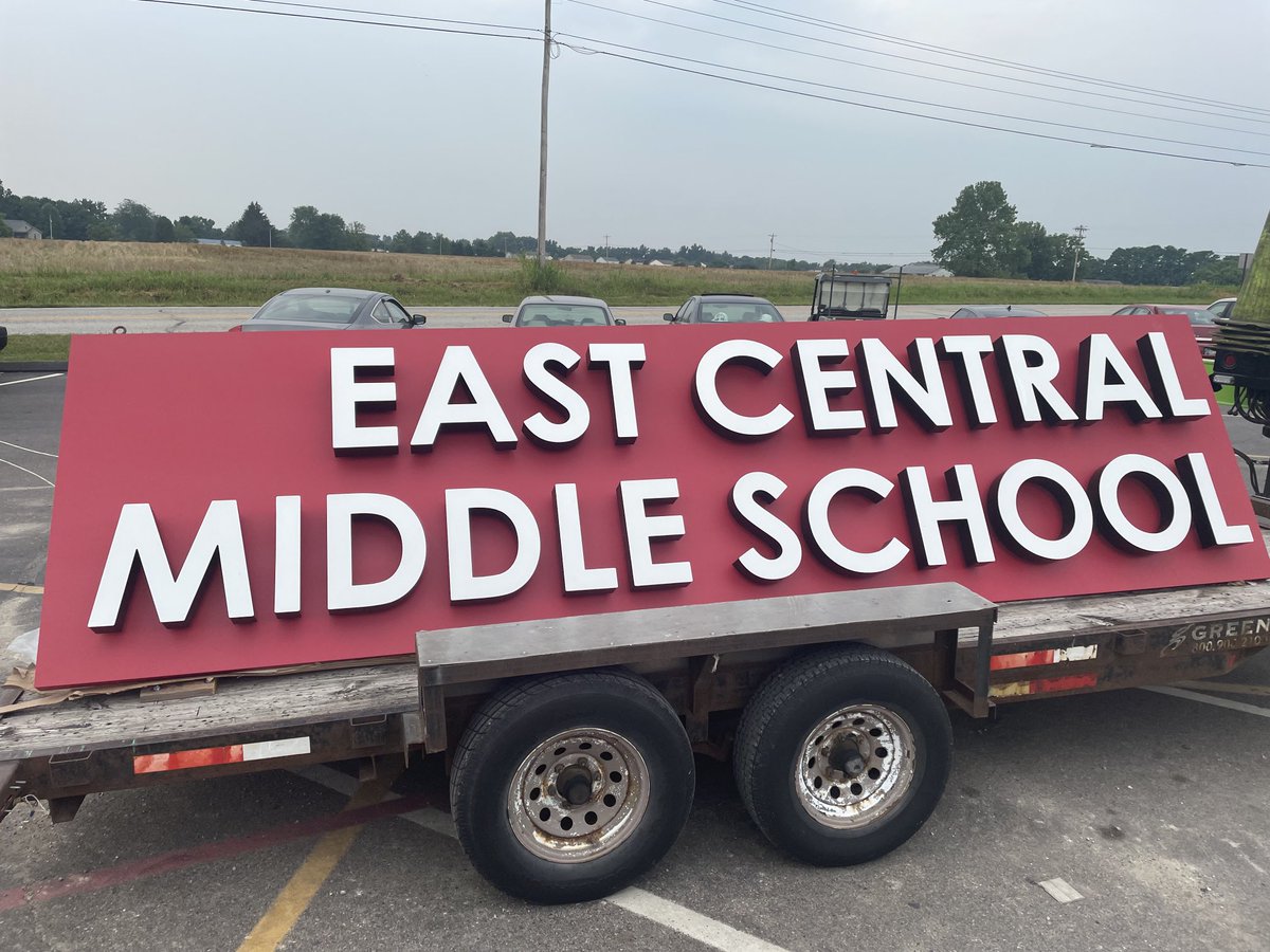 EastCentral_MS's tweet photo. Thank you to ⁦@GreenSignCo⁩ and ⁦@S_DCSC⁩ for the beautiful sign. Looks great now but wait until you see it at night time! https://t.co/iPFBsVrPOT