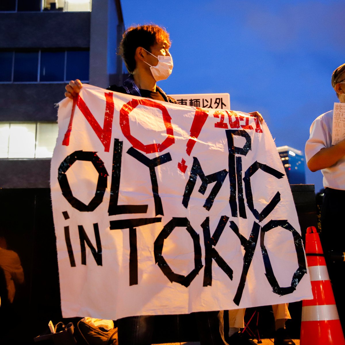 ajplusespanol's tweet photo. Tokio tiene un récord de casos de #COVID19 por tercer día consecutivo. Los casos diarios en Japón superan los 10 mil por primera vez.
🔹Hay casi 200 en la Villa Olímpica
🔹2 asistentes hospitalizados
🔹Funcionarios del COI afirman que no hay vínculo entre #Tokyo2020 y el aumento. https://t.co/IzlTHbih7m