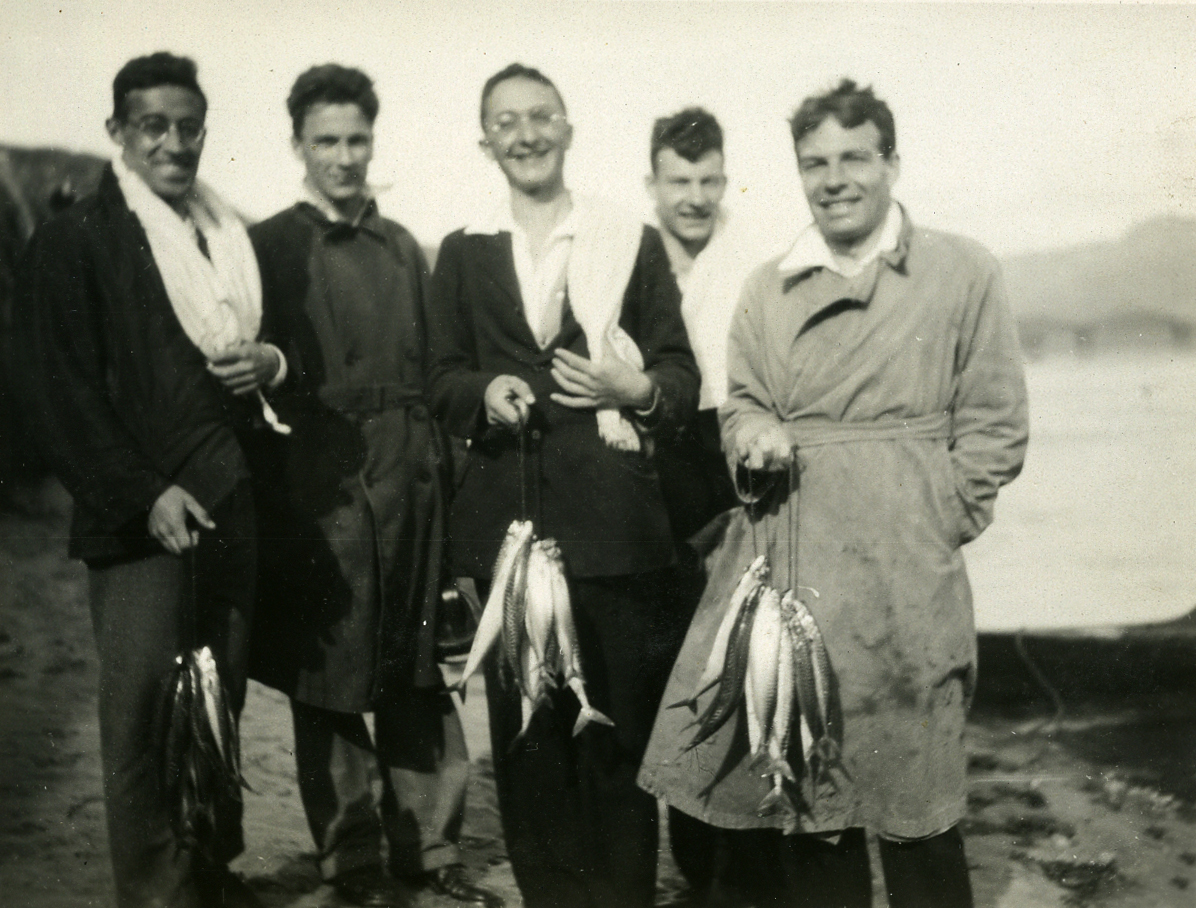 In the C19th & 20th, young Jesuits would take 2 weeks' holiday at Barmouth, and took part in many #HolidayActivities.

These 5 Jesuits have had a successful mackerel fishing expedition.

#ArchiveHoliday @ARAScot