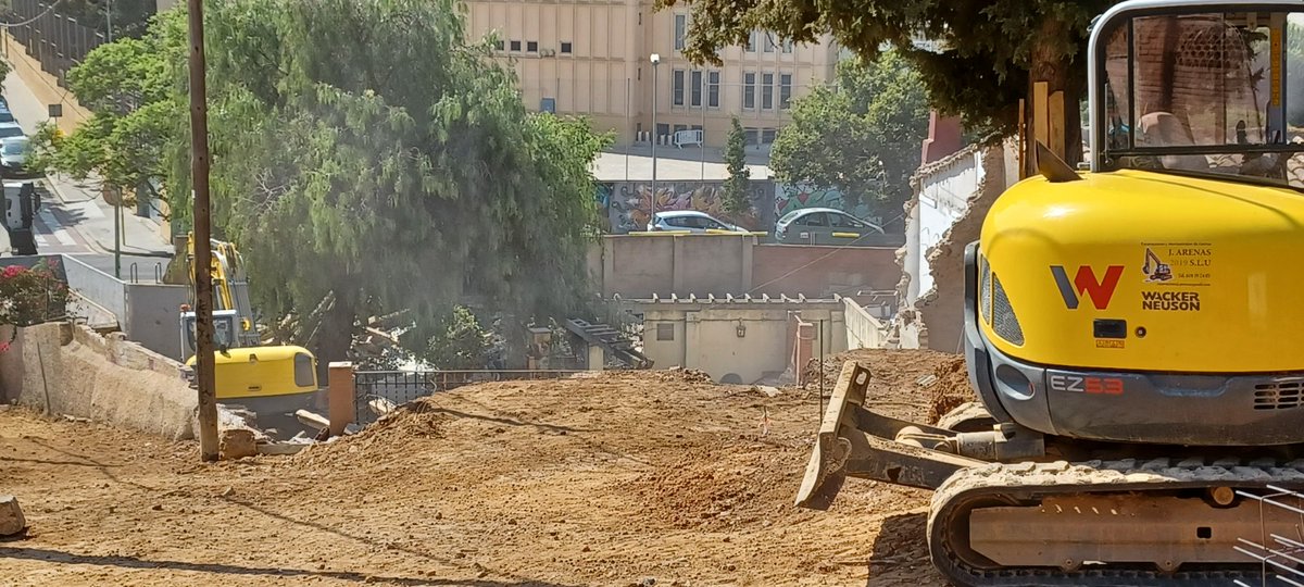 pep_cruanyes's tweet image. L'ajuntament de Barcelona està aterrant les cases de les bugaderes d'Horta. Una de les poques mostres d'un ofici de  dones que es perd per absoluta insensibilitat d'un consistori que es diu feminista i es fa responsable de destruir la memòria històric de les dones treballadores.