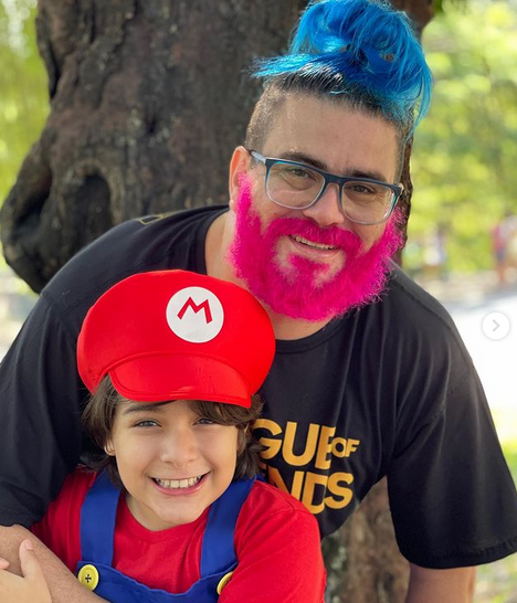 BarnyardMeow's tweet photo. @disclosetv He's posing with children in lots of his Instagram photos 🤢 https://t.co/S9KDRwCGZQ