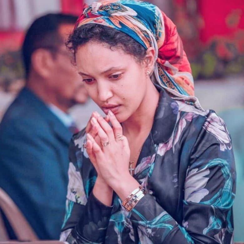 hananhanuni's tweet photo. ሰው እራሱን ሲሆን፣ መስሎ ራሱን ሲያድር
እነ እገሌን ልምሰል፣ ልሁን ብሎ ሳይጥር
ማንነትን መኖር፣ ክብር ነው መታደል
��ኖር ላወቀበት፣ በሌሎች ሳይደለል
@sayatdemissie.Always her, herself
#Ethiopia #Sayat #ኢትዮጵያ https://t.co/msO9X6hYwv