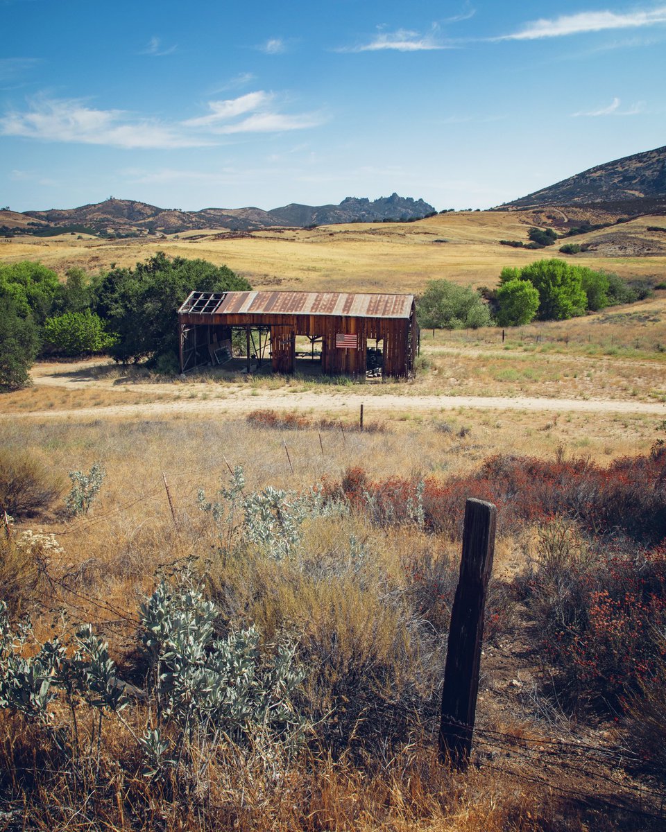SuddenlySee_com's tweet photo. Heartbroken to hear some of these hills are on fire. If you’re heading to @PinnaclesNPS (especially the west side), make sure to check for road closures and updates on the #PinnaclesFire before visiting. Took these shots 3 days ago from where the fire is currently burning. https://t.co/hvDR37dFID