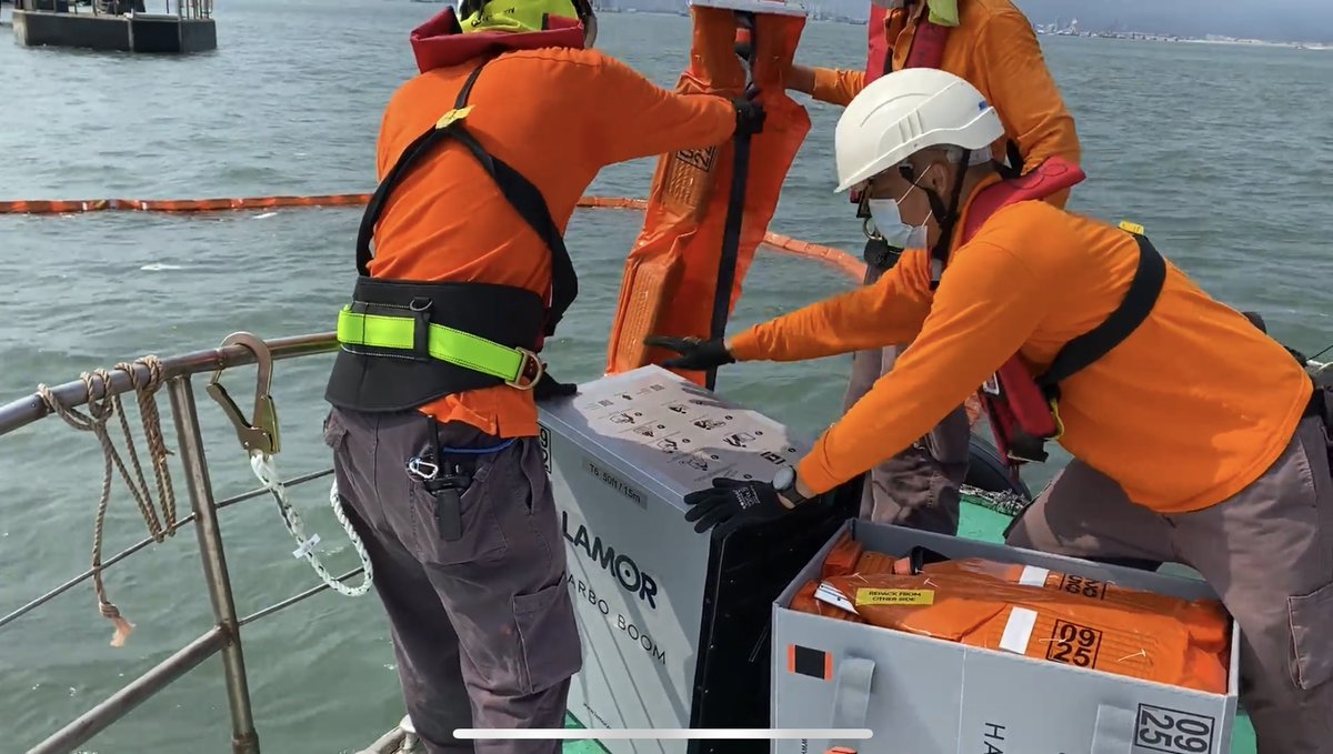 lamorcorp's tweet photo. Harbo Boom deployment drill in Hong Kong by one of our terminal and jetty customers. 8 cartridge's of Harbo Boom (120m/400ft) deployed in only a matter of minutes. The definition of #EmergencyResponse.
#LetsCleanTheWorld https://t.co/36PEd31Lkz