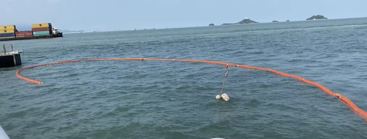 lamorcorp's tweet photo. Harbo Boom deployment drill in Hong Kong by one of our terminal and jetty customers. 8 cartridge's of Harbo Boom (120m/400ft) deployed in only a matter of minutes. The definition of #EmergencyResponse.
#LetsCleanTheWorld https://t.co/36PEd31Lkz