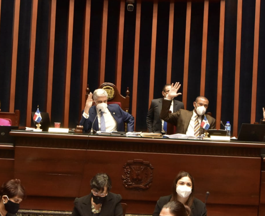 R_Rojas_Leon's tweet photo. El proyecto de nuevo #CódigoPenal será dejado perimir, acordó hoy la comisión especial del Senado que estudia la pieza.
La propuesta fue presentada por los senadores #Raful, #Catrain y #Taveras , para que puede estudiar con más tiempo. https://t.co/bGeGsoMhNy
